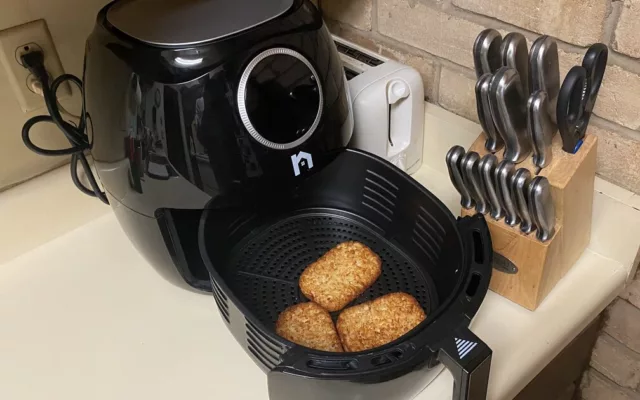 Airfryer op een aanrecht