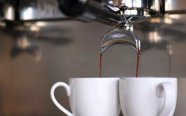 Koffiemachine die koffie zet